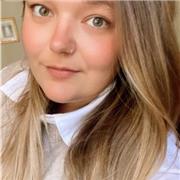 Profesora imparte reposo y apoyo al alumnado de primaria